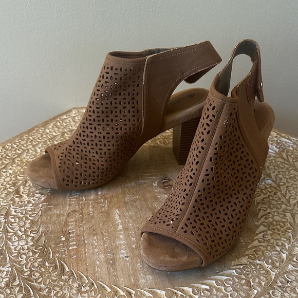 Giani Bernini Brown Peep-Toe Block Heel Sandals - Picture 1 of 8